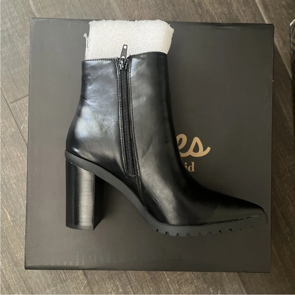 NIB Charles by Charles David Womens Dominate Pointed Toe Zip Ankle Black Boots - Picture 7 of 8